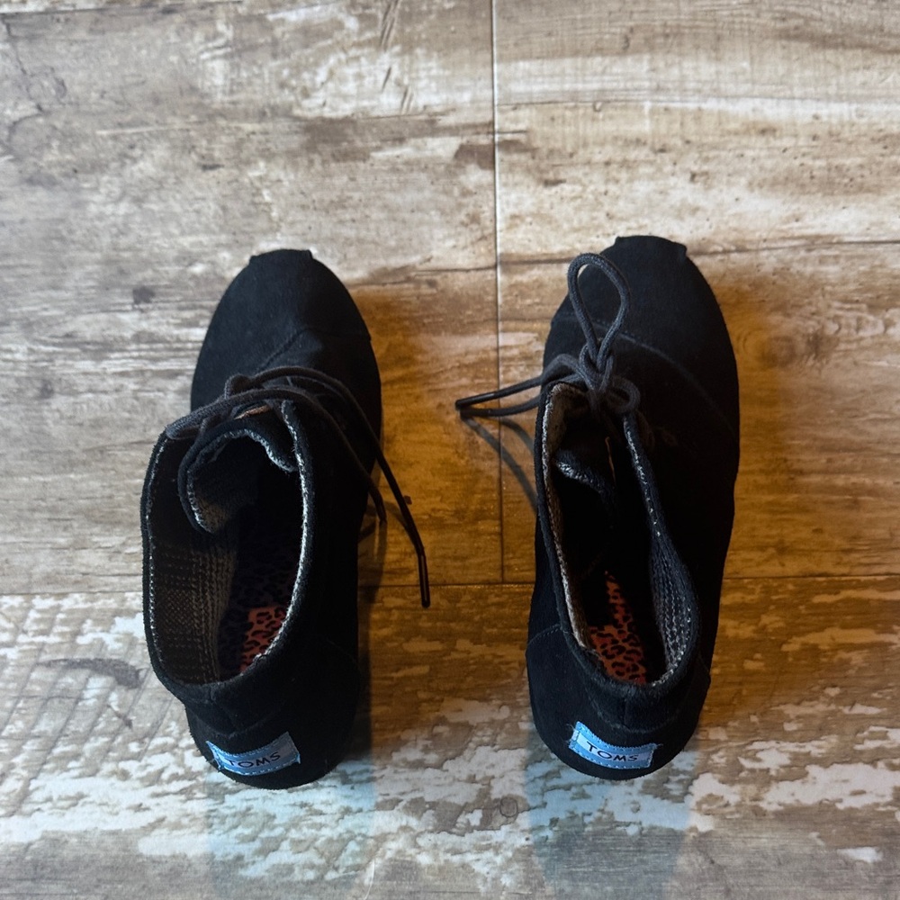 TOMS Desert Ankle Boots Black Suede Chukka Lace Up Wedge Heels Women’s 7.5 - Picture 6 of 8